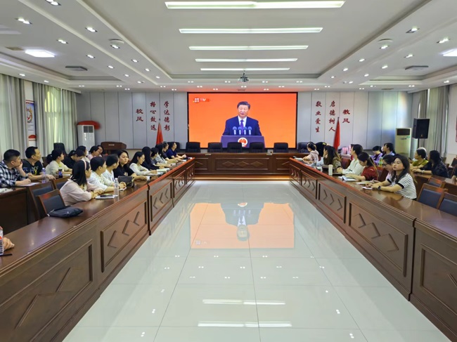 學(xué)習(xí)先進(jìn)楷模，爭(zhēng)做時(shí)代先鋒 ——九江三中第二黨支部組織10月主題黨日活動(dòng)